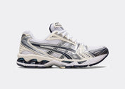 Chaussure de running asics blanche et argentée à detail bleu nuit vue de profil