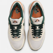 Nike Air Max 1 Baltimore Orioles City Connect 2026 avec tige en mesh respirant, empiècements en cuir et daim, unité Air Max visible et détails inspirés des Baltimore Orioles.