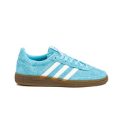 Adidas Handball Spezial Care Bears Bedtime Bear avec tige en daim premium, empiècements en cuir, détails Care Bears Bedtime Bear et semelle extérieure en gomme vue de profil. 