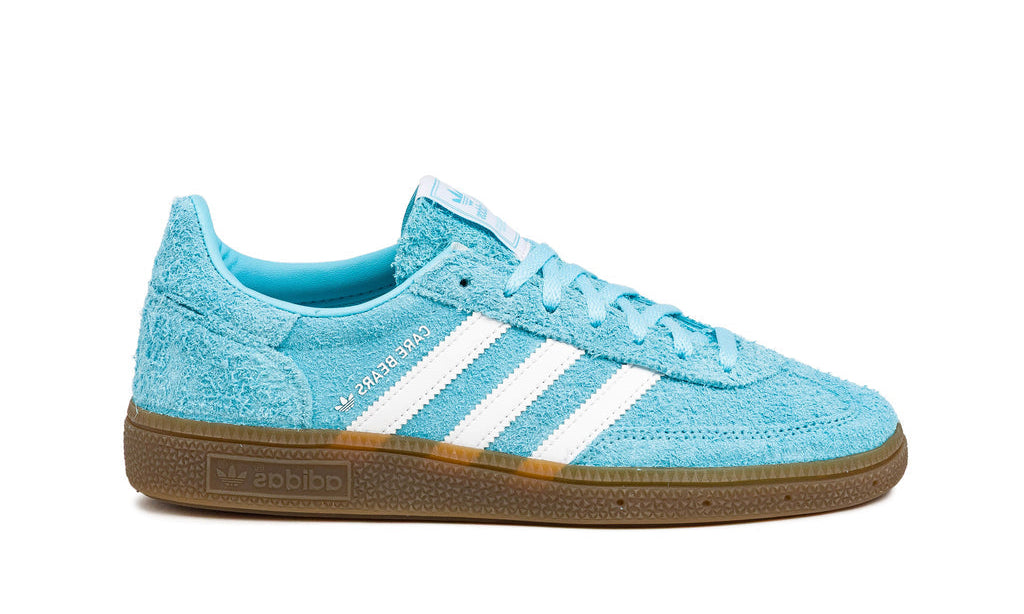 Adidas Handball Spezial Care Bears Bedtime Bear avec tige en daim premium, empiècements en cuir, détails Care Bears Bedtime Bear et semelle extérieure en gomme vue de profil. 