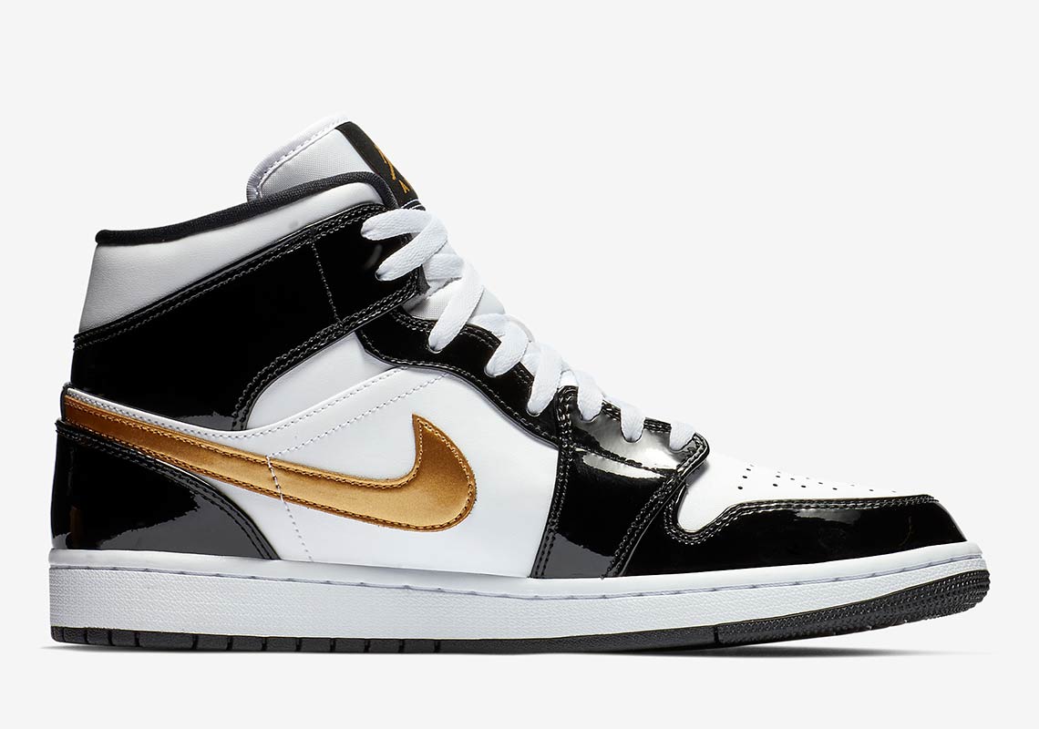 Air Jordan black and gold​ vu de côté