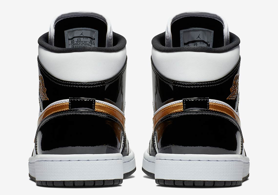 Air Jordan black and gold​ vu de derrière