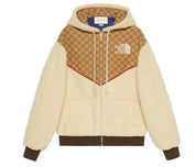 gilet à capuche Gucci x The North Face GG Canvas Shearling Jacket Beige , monogramme gucci sur le haut du gilet , vue de face