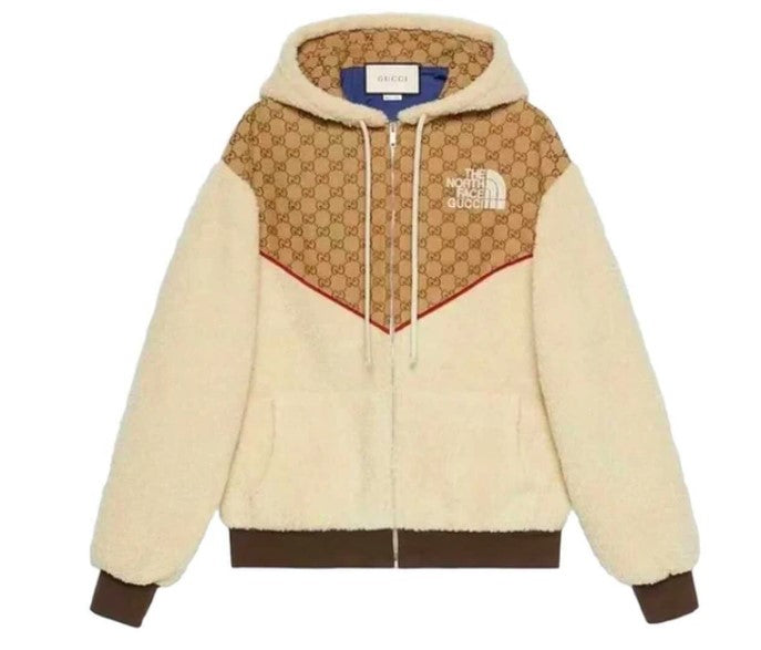 gilet à capuche Gucci x The North Face GG Canvas Shearling Jacket Beige , monogramme gucci sur le haut du gilet , vue de face