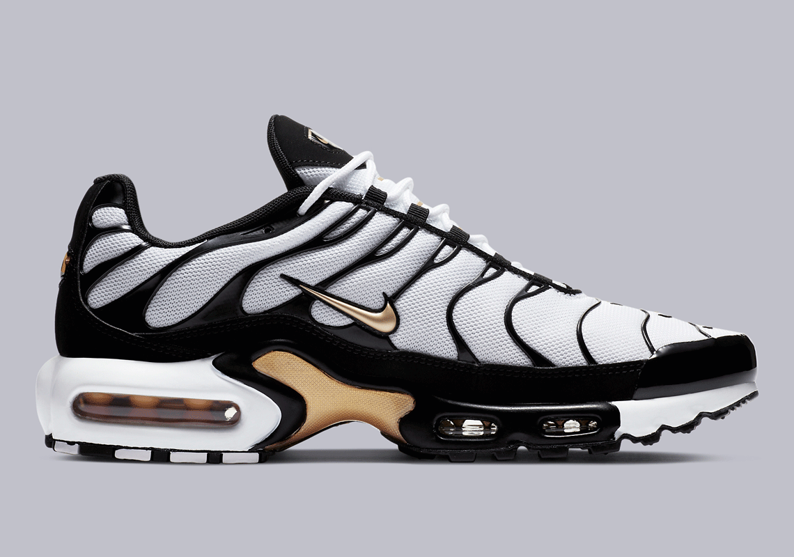 Nike tuned 1 black and gold clearance