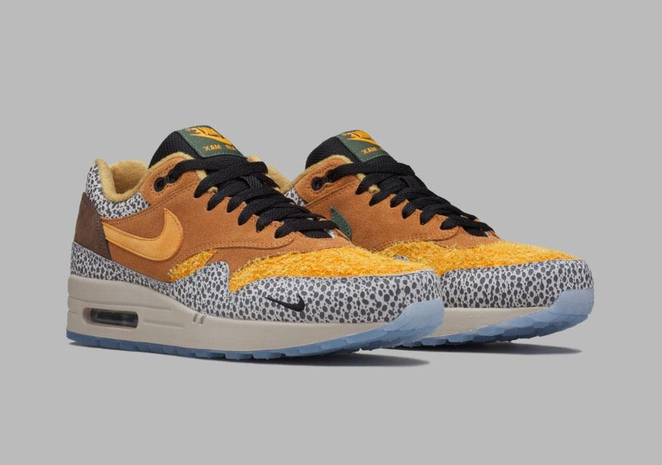 Sorti à l'origine en 2002 en collaboration avec la marque basée à Tokyo Atmos, l'Atmos x Air Max 1 'Safari' est réédité en 2016. La réédition présente le même blocage des couleurs que l'original, mais remplace l'embout en toile de 2002 et semelle en gomme pour une boîte à orteils en daim poilu et semelle translucide bleu glacier.