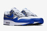 Les Air Max collaboratives de Nike et atmos sont devenues les préférées des fans. Cette édition « We Love Nike » de la silhouette Air Max 1 présente une tige en cuir blanc, accentuée par le bleu royal sur le garde-boue, le Swoosh et les œillets. Des boîtes graphiques en niveaux de gris conçues par Hirofumi Kojima d'atmos complètent le look.