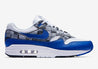 Les Air Max collaboratives de Nike et atmos sont devenues les préférées des fans. Cette édition « We Love Nike » de la silhouette Air Max 1 présente une tige en cuir blanc, accentuée par le bleu royal sur le garde-boue, le Swoosh et les œillets. Des boîtes graphiques en niveaux de gris conçues par Hirofumi Kojima d'atmos complètent le look.