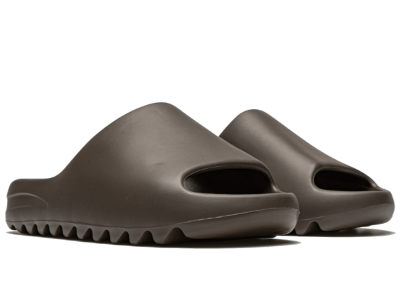 L'adidas Yeezy Slide "Soot 2021" est une réédition du coloris terre de la populaire chaussure à enfiler de Kanye West. Idéal pour les vêtements décontractés en été et au-delà, le Yeezy Slide in "Soot" habille le corps en mousse EVA d'une seule pièce léger de la sandale dans une teinte marron polyvalente qui peut être portée avec pratiquement n'importe quoi. Sous le pied, une semelle extérieure striée offre une traction sur les surfaces glissantes. Date de sortie : 6 septembre 2021Adidas Yeezy Slide Soot