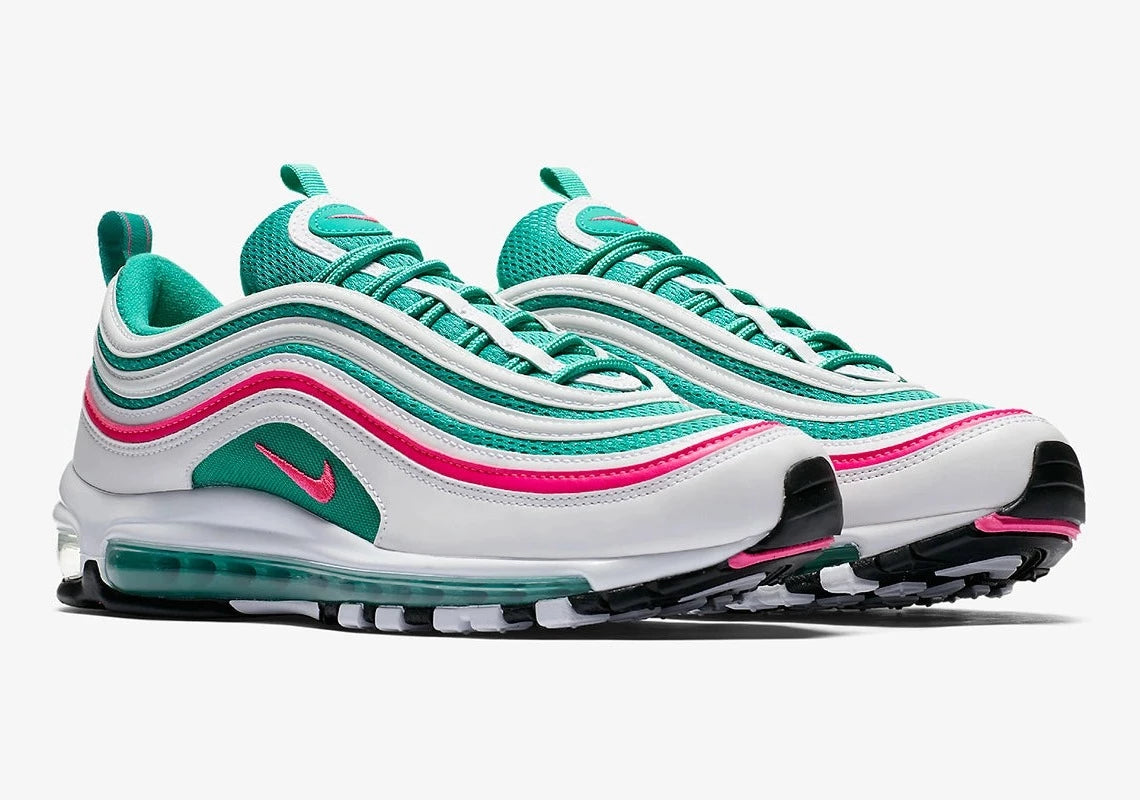 Nike Air Max 97 South Beach avec tige en mesh et cuir aux tons turquoise, rose et blanc, unité Max Air visible sur toute la longueur et semelle extérieure en caoutchouc.