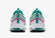 Nike Air Max 97 South Beach avec tige en mesh et cuir aux tons turquoise, rose et blanc, unité Max Air visible sur toute la longueur et semelle extérieure en caoutchouc.